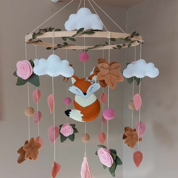 Mobile en feutrine renarde,nuages,fleurs pour chambre de bébé ou d'enfant à suspendre. Décoration de chambre bébé,mobile,feutrine