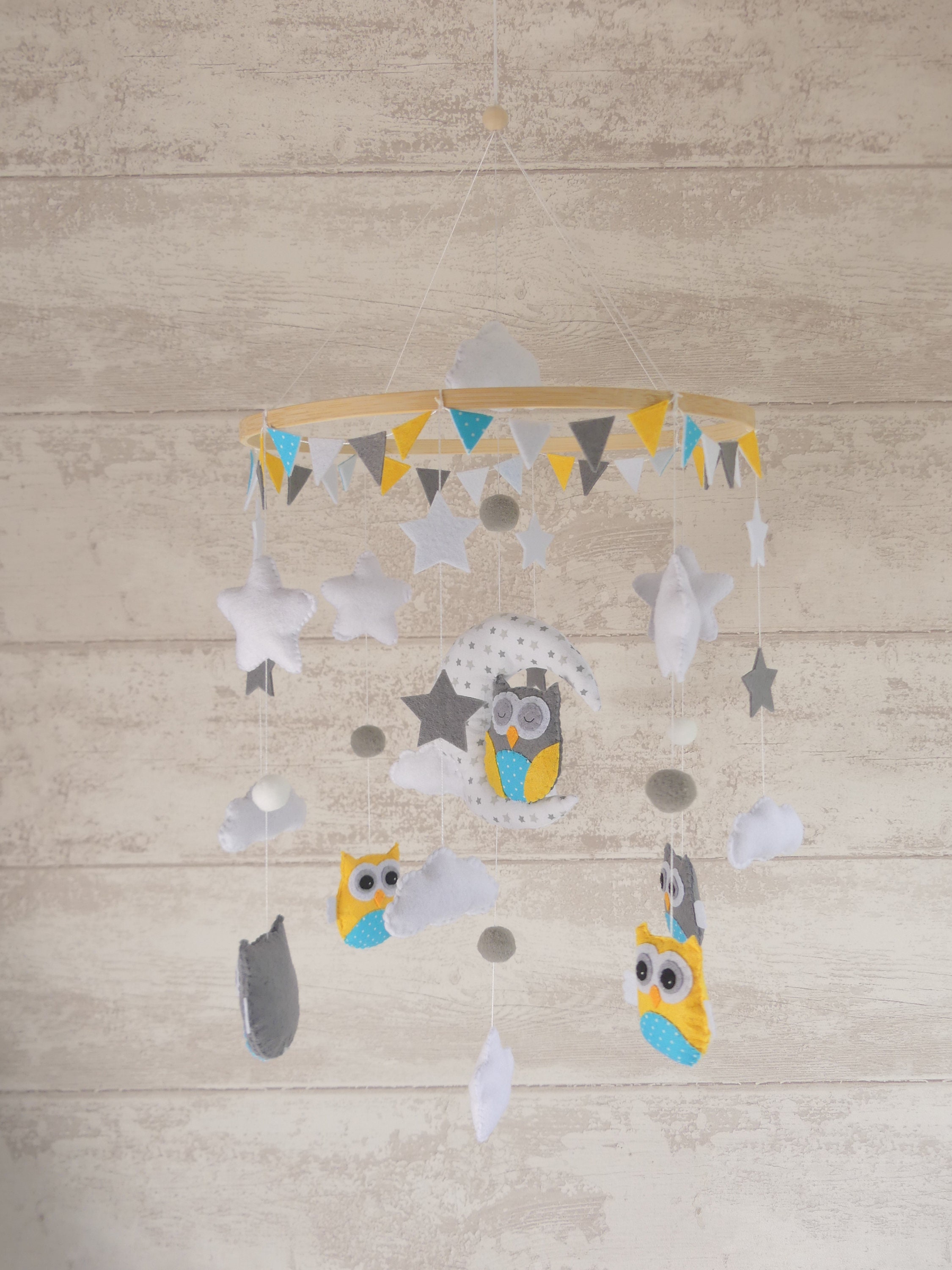 Grand Mobile en Feutrine Hiboux, Nuages, Étoiles Pour Chambre de Bébé ou d'enfant à Suspendre. Décor