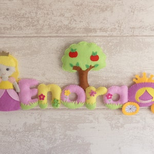 Ghirlanda con nome in feltro CON personaggio per la cameretta dei neonati e dei bambini, tema principessa, giostrina in feltro