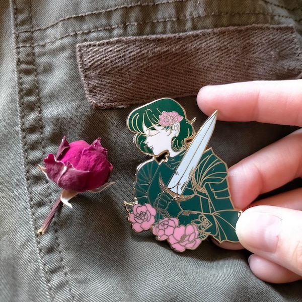 Broche émail guerrière avec fleurs roses, inspirée de Jeanne d'Arc