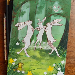Grande carte postale danse des lievres de mars célébration printemps au pays des merveilles Paques Ostara A5
