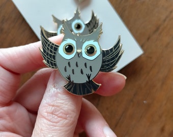 Broche émail hibou joufflu et son mini pin's bulle « hou »