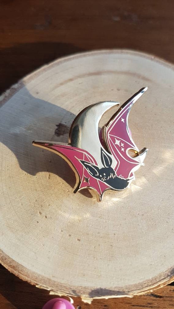 Pin's en émail volant petite chauve-souris au-dessus de la lune