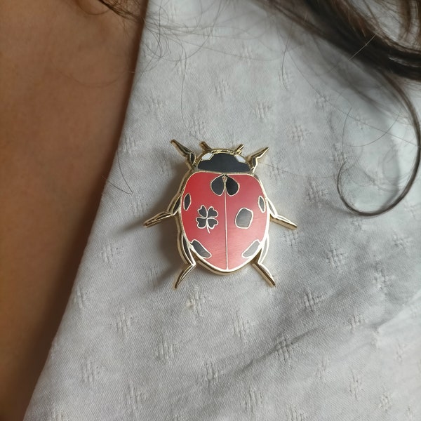 Broche émail coccinelle porte-bonheur