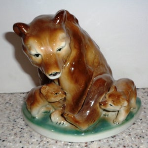 Antigua estatuilla de cerámica alemana de osos y cachorros de la RDA.