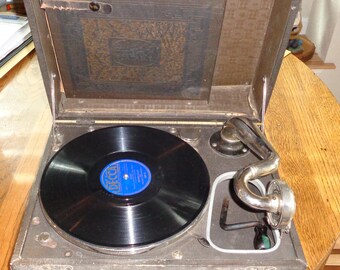 Gramófono/fonógrafo portátil antiguo Silvertone Master de la década de 1920.