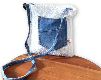 Sac à bandoulière denim léger & teddy - fait main - jeans - sac de festival - upcycle - tissu teddy - recyclage - sac de téléphone - denim patchwork