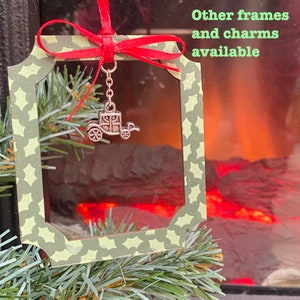 Charles Dickens Weihnachten Holzrahmen Ornament mit dem Charme und Rahmen Ihrer Wahl.