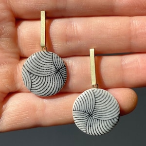 Pendientes colgantes / pendientes de barra de porcelana, estampados en blanco y negro, naturales, elegantes y minimalistas, joyas únicas hechas a mano.