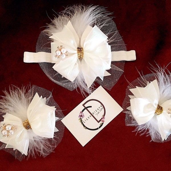 Fascia per capelli per battesimo in avorio, sandalo a piedi nudi per battesimo bianco sporco, copricapo in pietra Swarovski perla, piuma per scarpe per bambini, fiocchi regalo per neonati