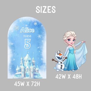 Op de afbeelding: Een boogvormige blauwe achtergrond met een wit ijskasteel, sneeuwvlokken en de tekst Alice turns 5, met afmetingen 45B x 72H cm. Daarnaast een karakterillustratie van een blond figuur in een blauwe jurk met een sneeuwpop, 42B x 48H cm.