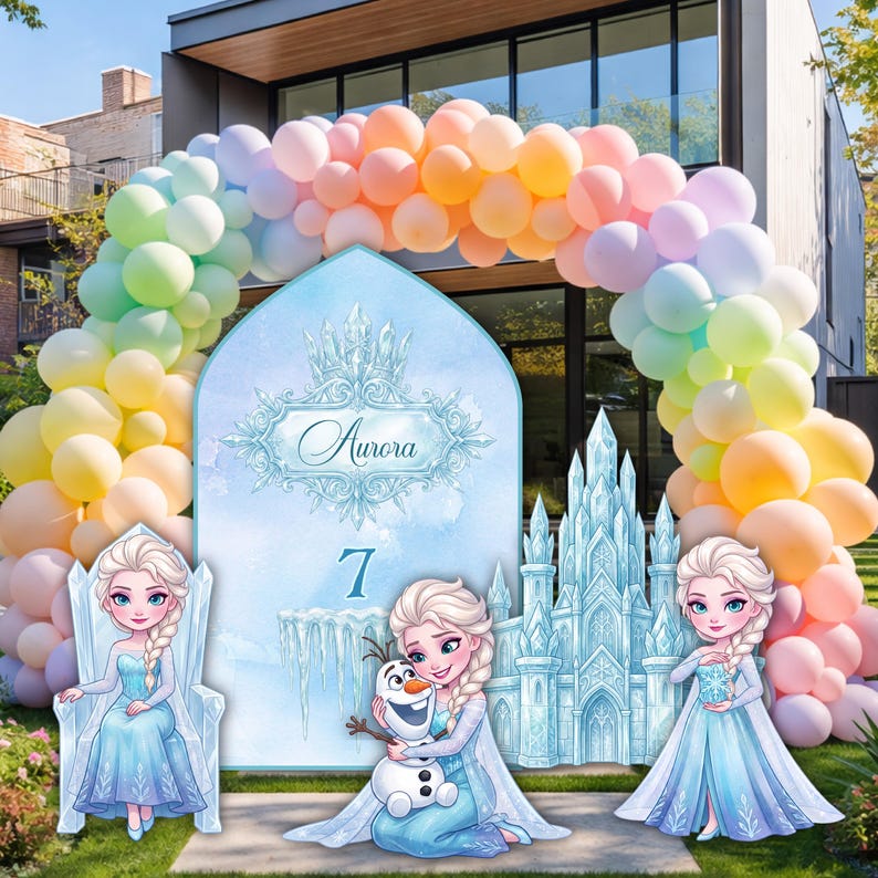 Op de afbeelding: Een feestachtergrondset met een groot boogbord met de naam Aurora en het cijfer 7, geflankeerd door drie karakteruitsparingen en een ijskasteel. Een grote ballonnenboog in pastelkleuren omlijst het geheel op een gazon.
