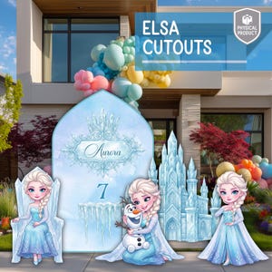 Op de afbeelding: Een set Elsa-thema feestdecoraties met een grote boogvormige achtergrond met de naam Aurora en het cijfer 7, een ijskasteel-uitsparing en drie verschillende karakter-uitsparingen met een blonde figuur en een sneeuwpop-personage.