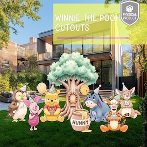 Puede incluir: Recortes coloridos de Winnie the Pooh, incluyendo a Pooh, Piglet, Eeyore, Tigger, Owl y Roo, se exhiben en un césped verde. También se presenta un gran árbol con una puerta y un tarro de miel con la palabra "HUNNY". El texto "WINNIE THE POOH CUTOUTS" está en la parte superior.