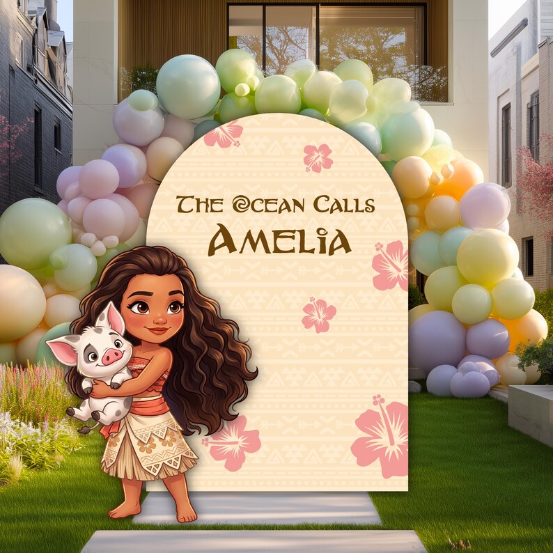Peut inclure: Une toile de fond arqu&eacute;e beige orn&eacute;e de fleurs d'hibiscus roses et du texte "The Ocean Calls AMELIA" en marron, accompagn&eacute;e d'un personnage de dessin anim&eacute; tenant un porcelet, le tout encadr&eacute; par une grande arche de ballons pastel multicolores.