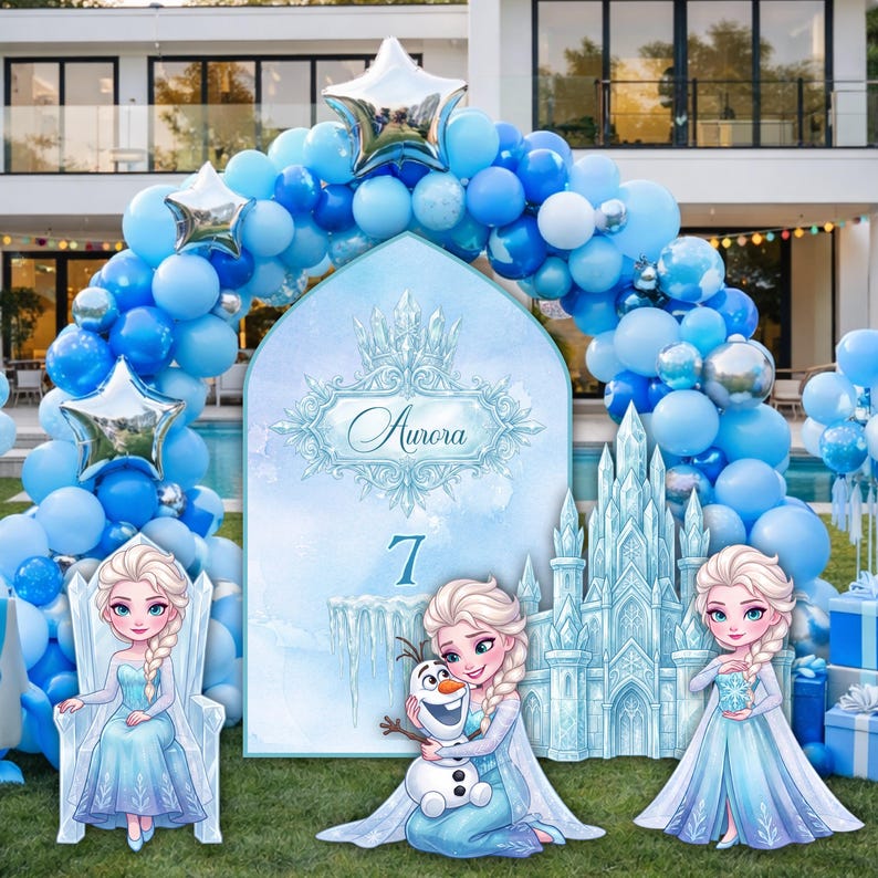 Op de afbeelding: Een feestachtergrond met een grote boog met de naam Aurora en het cijfer 7, omringd door een blauwe ballonslinger met zilveren sterballonnen. Drie uitgesneden figuren van een blond personage in een blauwe jurk en een sneeuwpop.