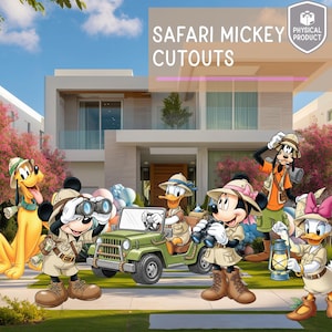 Puede incluir: Recortes de Safari Mickey con Mickey Mouse, Minnie Mouse, Donald Duck, Daisy Duck, Goofy y Pluto con trajes de safari. Un jeep verde está en el centro. El texto "Safari Mickey Cutouts" se muestra en la parte superior.
