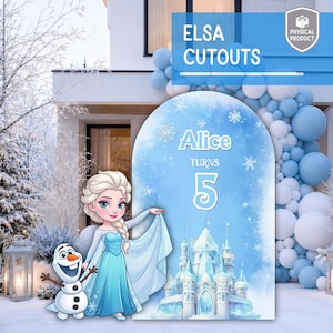 Op de afbeelding: Een boogvormige achtergrond met een lichtblauw aquarelontwerp met witte sneeuwvlokken, een kasteelillustratie en de tekst Alice TURNS 5. Daarnaast staat een uitsnede van een blond personage in een blauwe jurk en een kleine sneeuwpop.