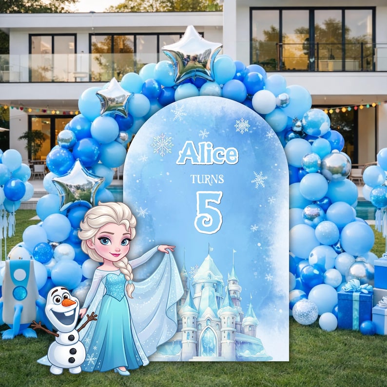 Op de afbeelding: Een blauwe boogvormige achtergrond met een stripfiguur met blond haar in een vlecht, een sneeuwpop, een kasteel en de tekst Alice turns 5. De achtergrond is omlijst door een grote ballonnenboog in diverse blauwtinten en zilveren sterren.