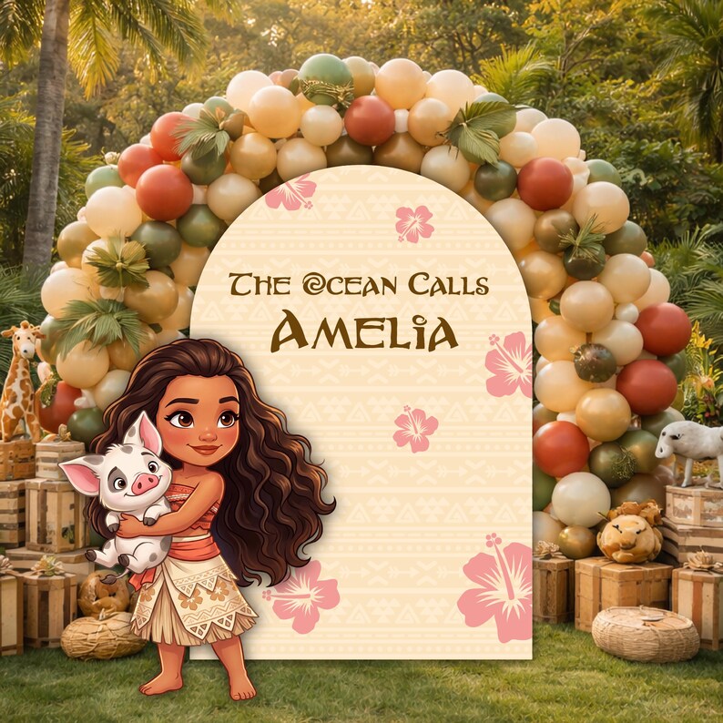 Peut inclure: Une toile de fond arqu&eacute;e avec un motif beige clair, des fleurs d'hibiscus roses et le texte The Ocean Calls Amelia. Un personnage de dessin anim&eacute; aux longs cheveux bruns tient un porcelet. L'ensemble est entour&eacute; d'une arche de ballons.