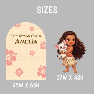 Peut inclure: Un panneau arqu&eacute; avec un fond beige clair, des fleurs d'hibiscus roses et le texte "THE OCEAN CALLS AMELIA" mesurant 45L x 65H, &agrave; c&ocirc;t&eacute; d'un personnage de dessin anim&eacute; aux longs cheveux bruns tenant un porcelet, mesurant 37L x 48H.