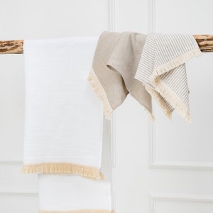 Toalla de playa. Toalla de baño. Toallas de lino con ribete decorativo. Toalla de baño más absorbente. Sábanas de baño. Ropa de baño de lujo.
