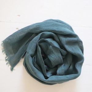 Bufanda de lino en jaspeado de verde azulado - Bufanda unisex - Bufandas de lino - Regalo para ella o para él. Bufanda de otoño. Bufanda fina de lino.