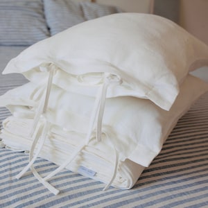 Linen bedding set in various colors. 1 linen duvet cover with ties and 2 pillowcases. US Queen, US King, custom sizes.