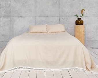 Linen bedspread with macramé - Natural linen bed cover in champagne- Washed linen bed throw in many sizes - Linen counterpane - Linen quilt