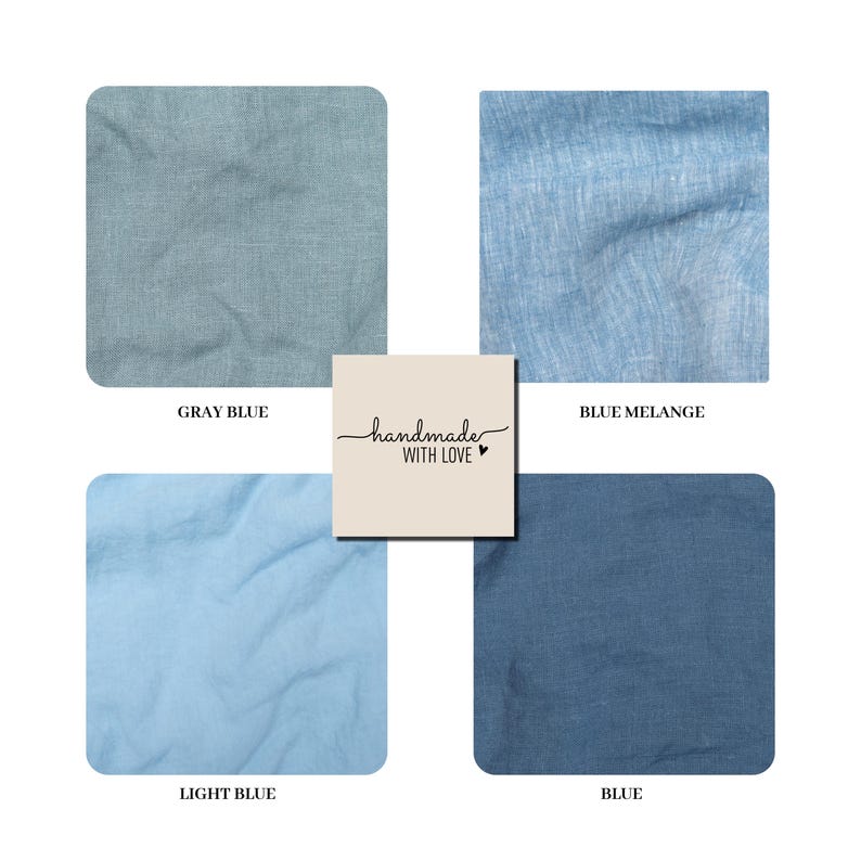 K&ouml;nnte beinhalten: Vier Stoffmuster in den Farben Graublau, Blaumelange, Hellblau und Blau. Ein quadratisches Etikett in der Mitte zeigt den Text "handmade WITH LOVE" mit einem kleinen Herzsymbol. Die Textilien weisen eine sichtbare Webstruktur auf.