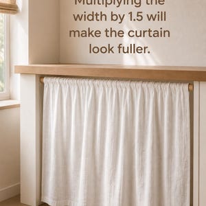 K&ouml;nnte beinhalten: Ein wei&szlig;er Vorhang h&auml;ngt an einer Holzstange unter einem Holzregal. Der Text an der Wand lautet: Multiplying the width by 1.5 will make the curtain look fuller. Der Stoff hat eine dezente vertikale Textur und ist an der Stange gerafft.