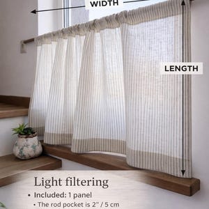 K&ouml;nnte beinhalten: Ein lichtdurchl&auml;ssiger Scheibengardinen-Vorhang mit vertikalen beigen und wei&szlig;en Streifen und einem 5 cm Stangendurchzug. Das Paneel hat einen einfarbigen beigen Saum. Text auf dem Bild zeigt Breite, L&auml;nge und den 5 cm Stangendurchzug an.