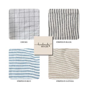 K&ouml;nnte beinhalten: Vier Stoffmuster mit verschiedenen Designs: ein wei&szlig;er Stoff mit schwarzen Karos, schwarze und wei&szlig;e vertikale Streifen, blaue und wei&szlig;e horizontale Streifen sowie beige und wei&szlig;e horizontale Streifen. Ein zentrales quadratisches Etikett tr&auml;gt die Aufschrift handmade WITH LOVE.