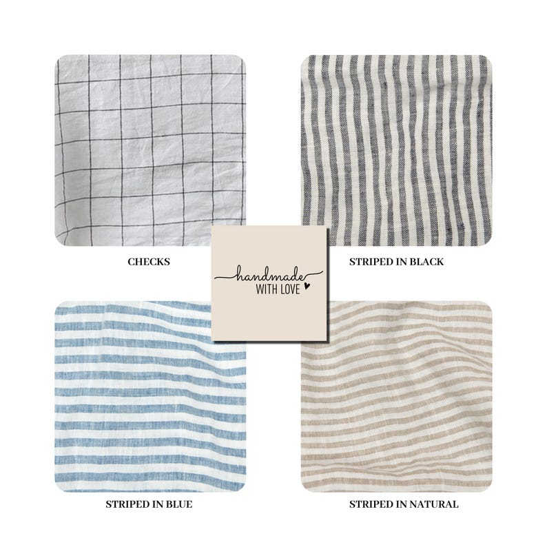 K&ouml;nnte beinhalten: Vier Stoffmuster mit verschiedenen Designs: ein wei&szlig;er Stoff mit schwarzen Karos, schwarze und wei&szlig;e vertikale Streifen, blaue und wei&szlig;e horizontale Streifen sowie beige und wei&szlig;e horizontale Streifen. Ein zentrales quadratisches Etikett tr&auml;gt die Aufschrift handmade WITH LOVE.