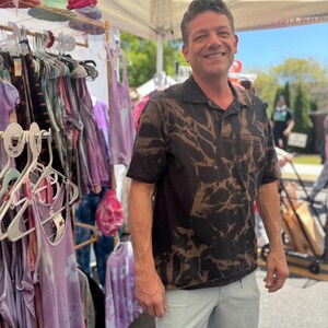 camicia blu e nera, camicia tie dye da uomo, tie dye con bottoni da uomo, polo tie dye, polo da uomo, tie dye da festival, polo hippie,