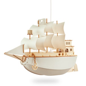 Könnte beinhalten: Hängeleuchte in Form eines Holzpiratenschiffs mit weißen Segeln und einer Flagge mit Totenkopf. Das Schiff hat einen hellgrauen Rumpf und einen dekorativen Anker.
