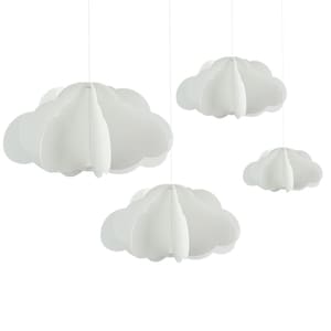 Peut inclure: Quatre lampes suspendues blanches en forme de nuage de différentes tailles sont suspendues au plafond. Les lampes sont faites de panneaux incurvés et superposés, créant un effet de nuage en trois dimensions. Le fond est blanc uni.