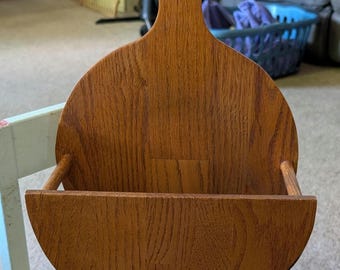 Soporte de madera vintage para platos de papel con asa