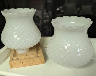 Para kloszy z mlecznego szkła z gwoździami