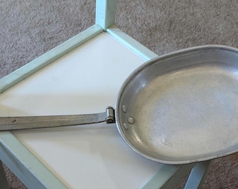 Sartén de comedor del ejército estadounidense de la época de la Primera Guerra Mundial con mango plegable.
