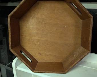 Bandeja de servir octogonal de madera de estilo vintage con asas y ribete dorado.