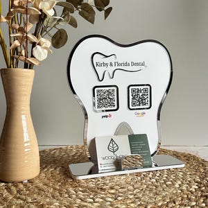Letrero personalizado para consultorio dental con código QR en forma de diente, que contiene un enlace a Instagram, una gran idea de regalo para un dentista