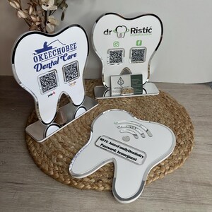 Enseigne à code QR pour un dentiste, pour une décoration de table de bureau avec une carte de visite. Cadeau dentiste unique Dentiste, orthodontiste, dans une clinique dentaire