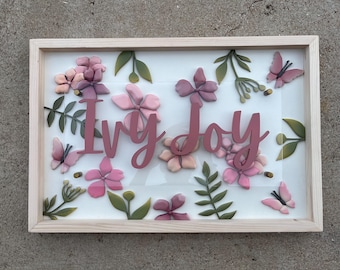 Placa de nome de menina floral, placa de nome 3D personalizada, placa de nome emoldurada, decoração boho, arte de parede de berçário, presente de chá de bebê, decoração de quarto de meninas, borboleta