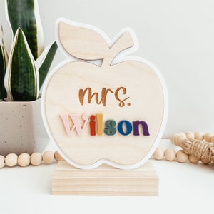 Letrero con nombre personalizado para el maestro, letrero con nombre para el escritorio del maestro, placa con nombre para el escritorio, regalo personalizado para el maestro, letrero con forma de manzana para el maestro, letrero con nombre para el escritorio personalizado