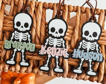 Etiqueta personalizada de esqueleto para cesta de Halloween, etiqueta con nombre para niños de Halloween, etiqueta personalizada para bolsa de truco o trato, etiqueta acrílica para cesta de Halloween.