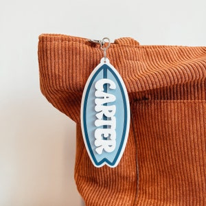 Étiquette de sac à dos de planche de surf, Étiquette de sac pour enfant, Porte-clé avec nom en acrylique, Étiquette de sac cool, Étiquette de sac à langer, Porte-clé pour enfant, Étiquette de bagage pour enfant, Porte-clé 3D
