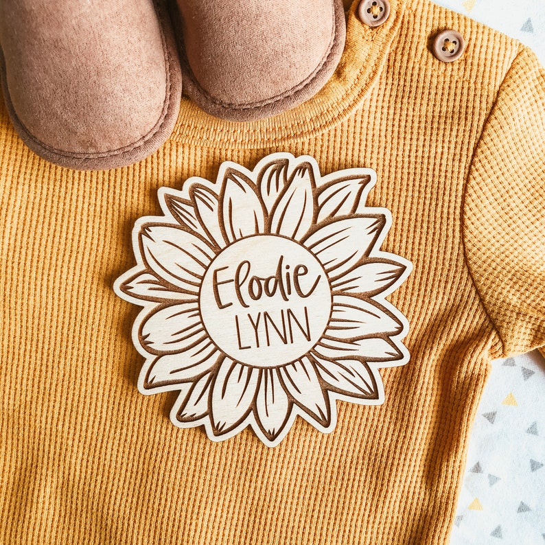 Letrero de madera para anuncio de nacimiento de girasol, letrero para recién nacido, letrero de madera con el nombre del bebé, letrero de hospital para bebé, regalo personalizado para bebé, letrero personalizado. imagen 3