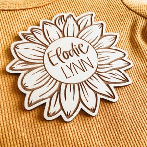 Letrero de madera para anuncio de nacimiento de girasol, letrero para recién nacido, letrero de madera con el nombre del bebé, letrero de hospital para bebé, regalo personalizado para bebé, letrero personalizado. imagen 2