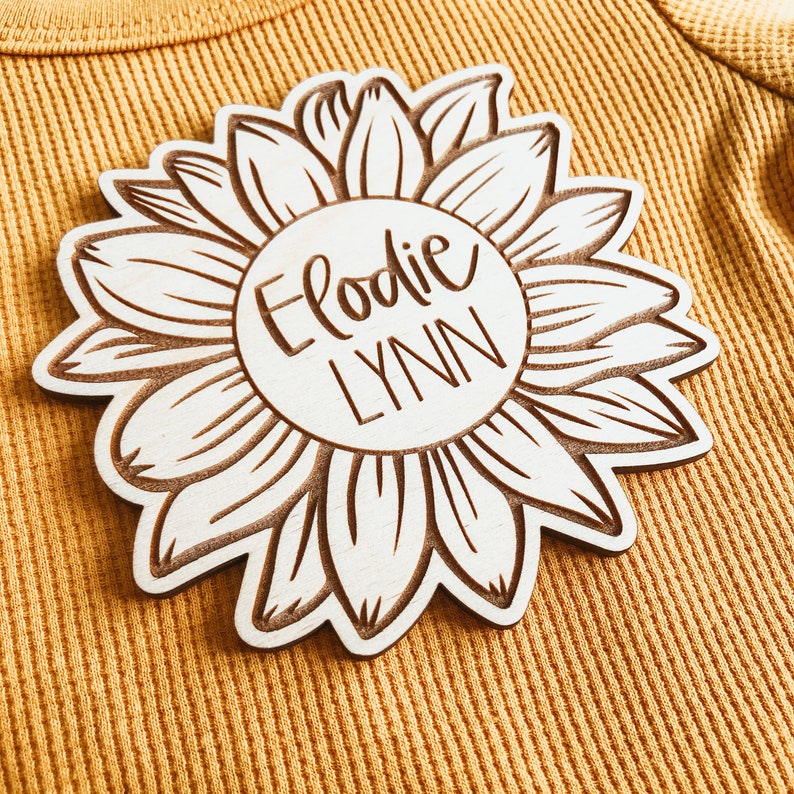 Letrero de madera para anuncio de nacimiento de girasol, letrero para recién nacido, letrero de madera con el nombre del bebé, letrero de hospital para bebé, regalo personalizado para bebé, letrero personalizado. imagen 2